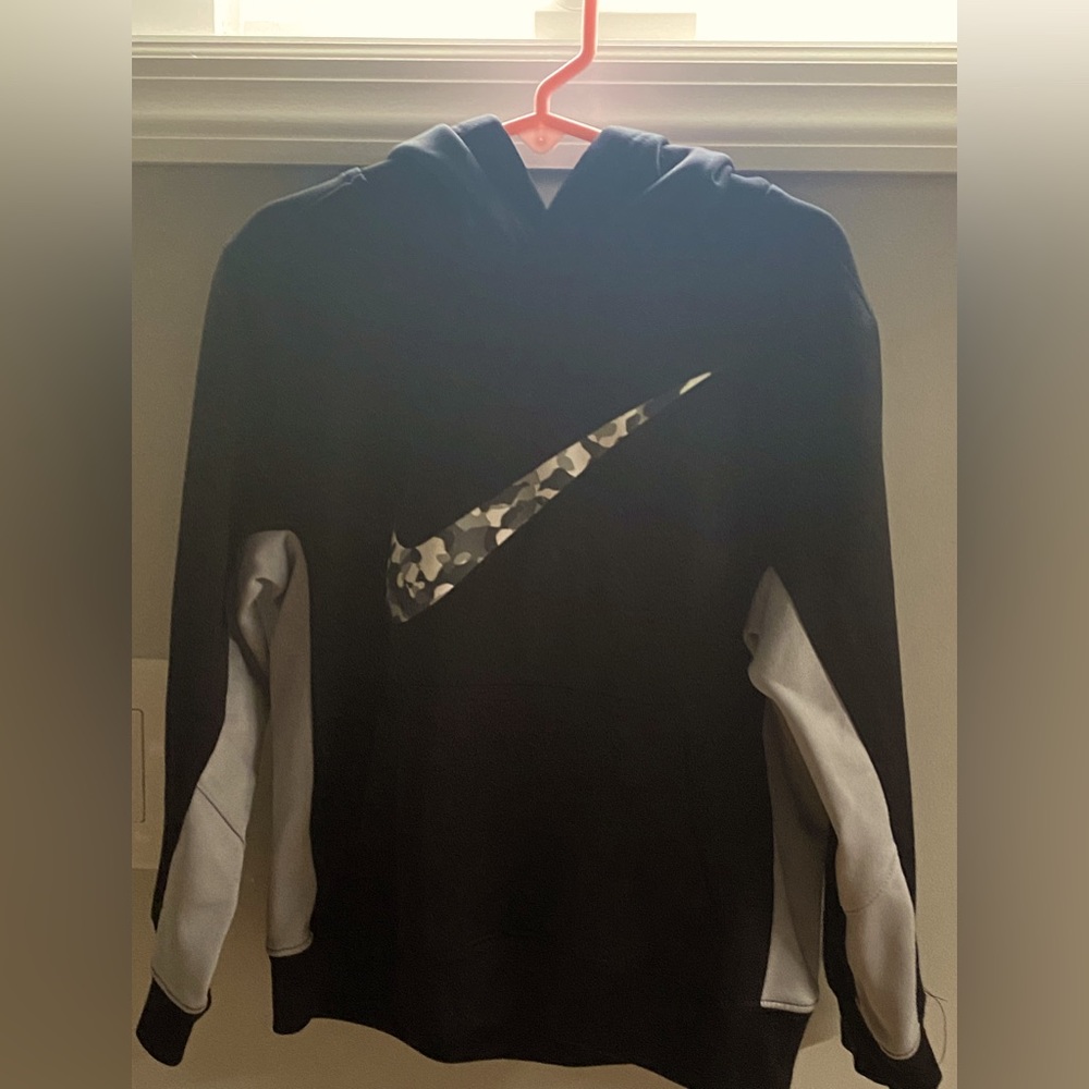 Nike therma fit hoodie boys size 7 good condition no pilling